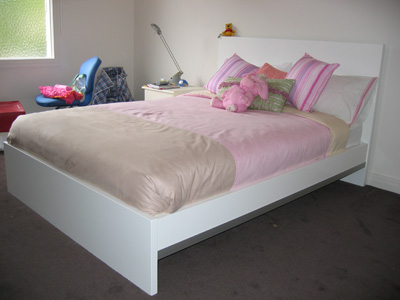 white alpha bed